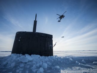 nella foto un sottomarino militare Usa tra i ghiacci dell'artico.